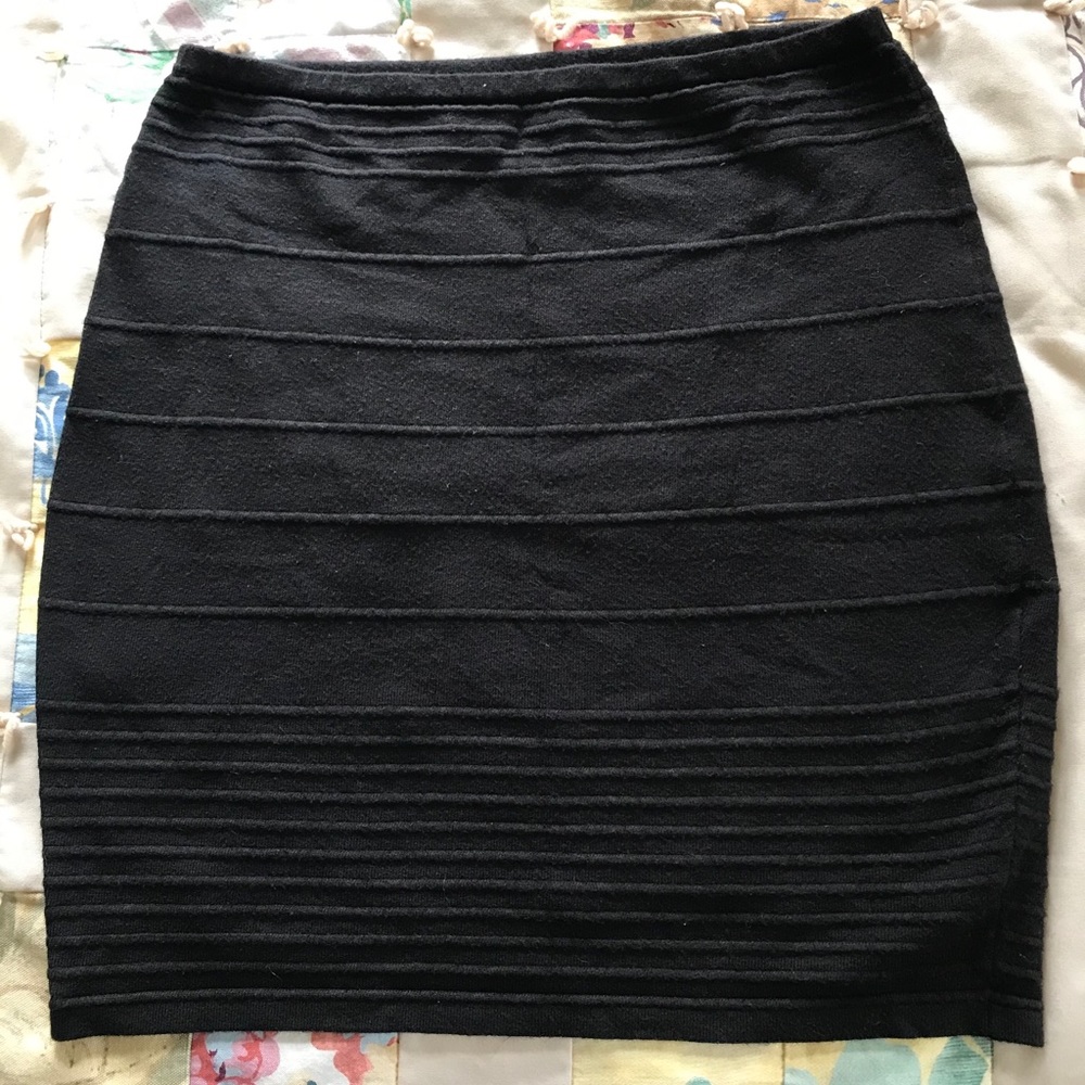 Stretchy black skirt